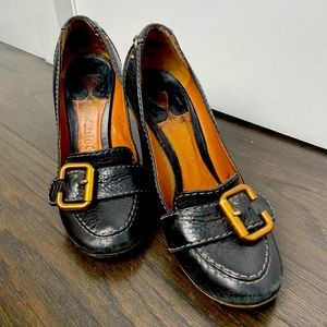 Black leather pumps by Chloe, size 35.